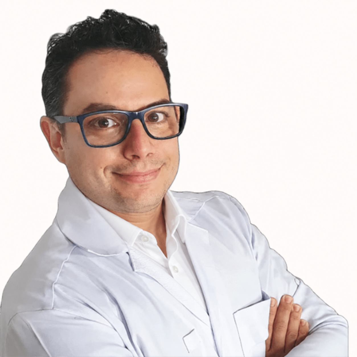 Dr. André Diniz, com jaleco sobre camisa branca.